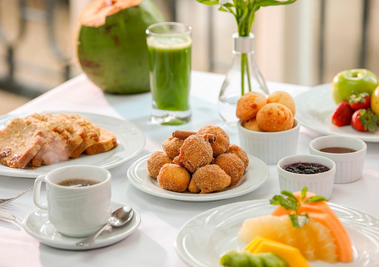 Hotel Gran Estanplaza Berrini São Paulo Exterior foto A selection of Brazilian breakfast foods